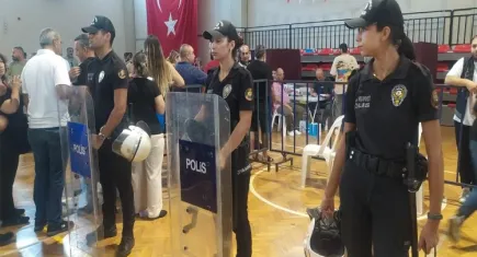 CHP Çiğli Kongresi’nde ortalık karıştı: Salona çevik kuvvet geldi!
