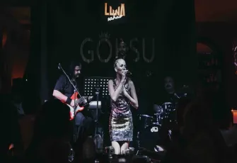 Göksu kendi sahnesinde doğum gününü kutladı