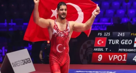 Milli güreşçi Taha Akgül yarı finalde Amir Hossein Zare'ye mağlup oldu