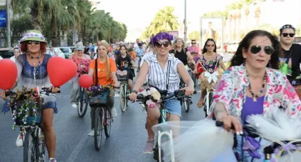 İzmir’in süslü kadınları süslü bisikletleriyle yollarda