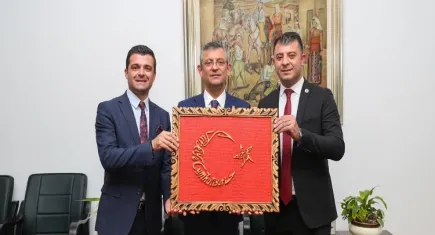 Özgür Özel’e özel hediye