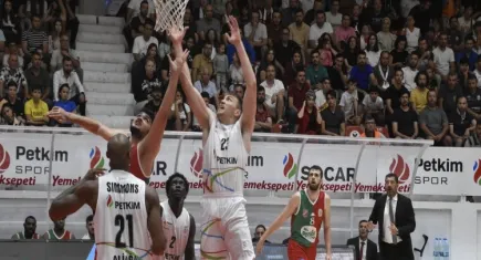 Potada İzmir derbisi: Pınar Karşıyaka evinde Petkimspor'u ağırlıyor