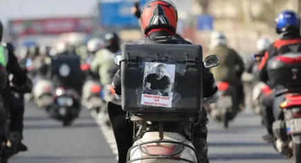 Motokuryelerden afişli protesto: Bu kuryenin canı 27 bin 300 TL! 
