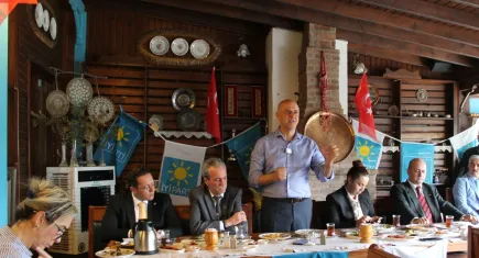 Prof. Dr. Ümit Özlale: İzmir gençlerin şehridir