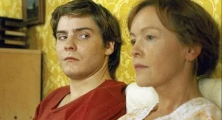 Sosyalizme inanan insanların hayallerinin de yıkılışına mercek tutan film: Elveda Lenin!