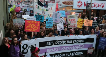 Yüzlerce kadın alanlara indi… Ellerindeki dövizler 8 Mart’ın sembolü oldu!