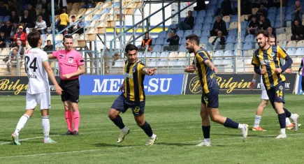 Menemen evinde Horozu mağlup etti