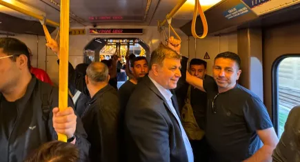 Dr. Cemil Tugay, İZBAN ve İzmir Metro'da İzmirlilerle Yolculuk Yaptı