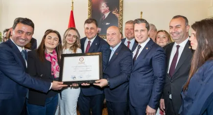 İzmir Büyükşehir'de Cemil Tugay dönemi resmen başladı