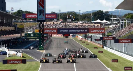 Japonya’da gülen Verstappen