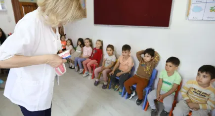 Buca Belediyesi anaokulu öğrencilerini diş fırçalama konusunda bilinçlendiriyor