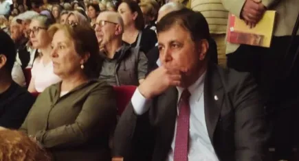Başkan Tugay’a yer kalmadı! Merdivene oturdu