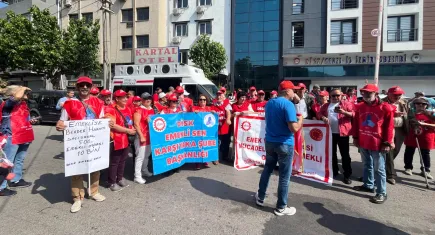 1 Mayıs için toplanan coşkulu kalabalık yürüyüşe hazırlanıyor