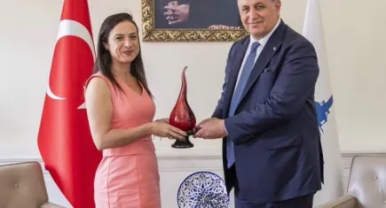 Dr. Cemil Tugay Efes Selçuk Belediye Başkanı Filiz Ceritoğlu Sengel ile bir araya geldi