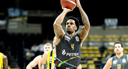 Petkimsporlu David Efianayi sayı liderliğinde ikinci oldu