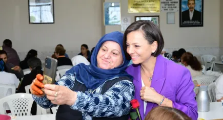 Başkan Kınay Anneler Gününü Cem Evi’nde kutladı