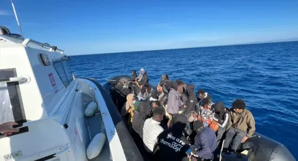 Çeşme açıklarında 44 düzensiz göçmen yakalandı