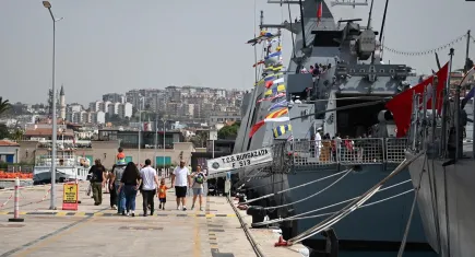 Aydın'da Türk donanmasının gururu olan savaş gemileri ziyarete açıldı