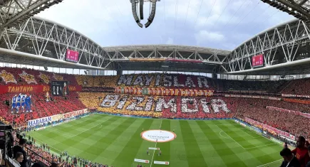 Galatasaray tribünlerinden derbi için koreografi