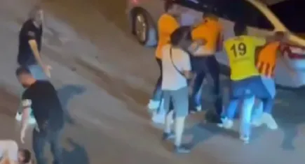 İzmir haber: Galatasaray ve Fenerbahçeli taraftarlar birbirine girdi