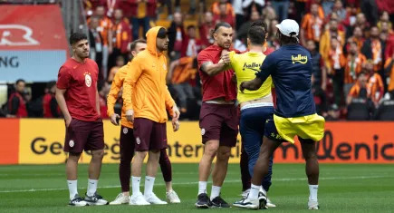 Derbi başlamadan saha karıştı