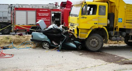 Balıkesir- İzmir yolunda feci kaza: Ölü ve yaralılar var
