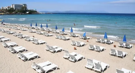 Kuşadası'nda şemsiye ve şezlonglar ücretsiz