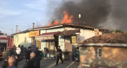 Manisa’da yangın: 2 ev ve 1 iş yeri hasar gördü