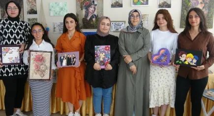 Mersin’de üniversiteli gençler, geri dönüşümle bin eser üretti