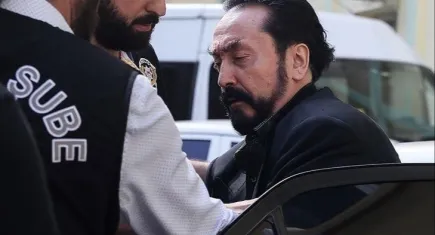 Adnan Oktar davasında yeni gelişme: Sanıklar suçlamaları reddetti, mahkeme bir sanığı tahliye etti