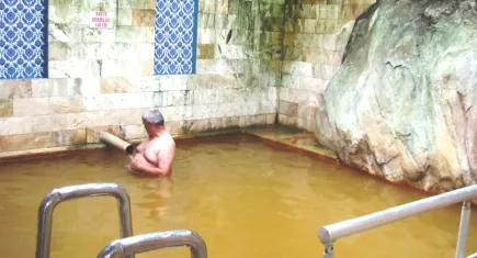 Devasa kaya havuza ayrı doğal güzellik katıyor