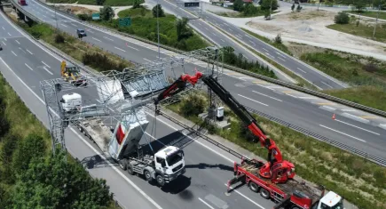 Düzce'de tuhaf kaza: Kamyon havada asılı kaldı