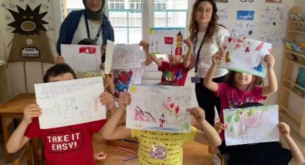 Egeli iletişimci gençler, miniklerin hayallerini sahneliyor