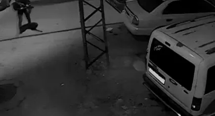 Gaziantep'te bir araç önce kundaklandı sonra kurşun yağmuruna tutuldu
