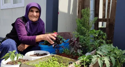 Kahramanmaraşlı depremzede kaldığı konteynerin önüne bahçe yaptı