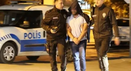 Ruhsatsız tabancayla yakalandı... Gülerek polis aracına gitti