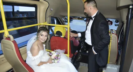 Toplu taşımaya dikkat çekmek için düğünlerine dolmuşla gittiler