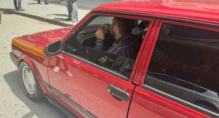 Cam filminden ceza yememek için elleriyle söktü
