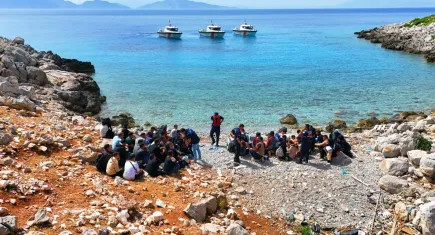 Düzensiz göçmenleri Yunanistan diye ıssız koya bıraktılar