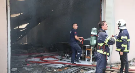 Adana'da panik anları: Mobilya satış ofisinde yangın