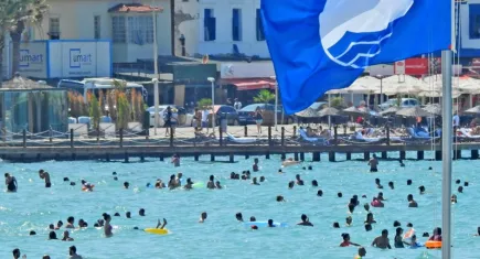 Çeşme'de 13 plaj ve 3 marinaya Mavi Bayrak