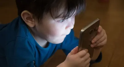 Cep telefonu çocuklarda  miyopiye neden oluyor!