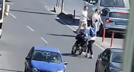 İstanbul'da tekerlekli sandalyeli adam için trafiğin ortasına daldı