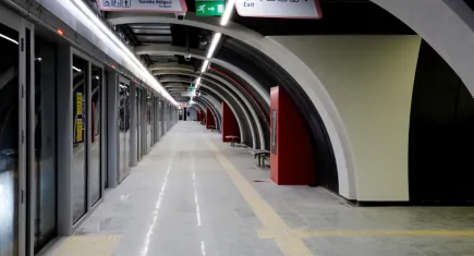 Metro hattında intihar: Genç kız raylara atladı