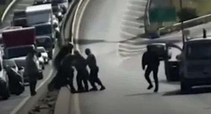 Yol verme kavgasında sopa ve yumruklar konuştu