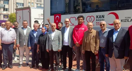 Aliağa'da Türk Kızılayı ve AK Parti'nin ortak kan bağışı kampanyası büyük ilgi gördü