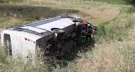 Denizli’de kaza: U dönüşü yapmak isteyen otomobil servis aracıyla çarpıştı