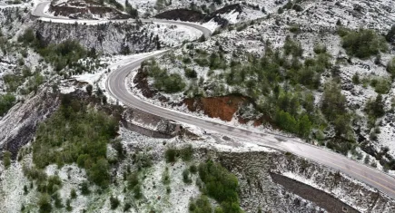 Gümüşhane yeniden kışa döndü: Pekün Dağı beyaz örtüyle kaplandı