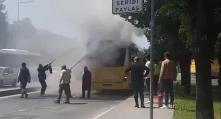 İstanbul'da İETT otobüsü yandı: Yardıma vatandaşlar koştu