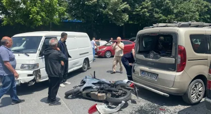 İstanbul'da ilginç kaza: Motosiklet sürücüsü otomobilin arka camından içeri girdi
